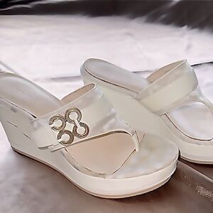 Coach Gypsy Cream Canvas and Patent Leather Platform Sandals Gold Accent Sz 7